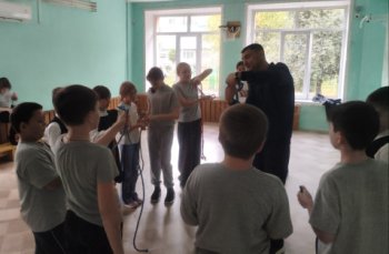 А ну-ка, песню нам пропой, веселый ветер...